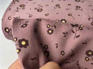Fastvævet - smalriflet babyfløjl med søde blomster på mauve bund